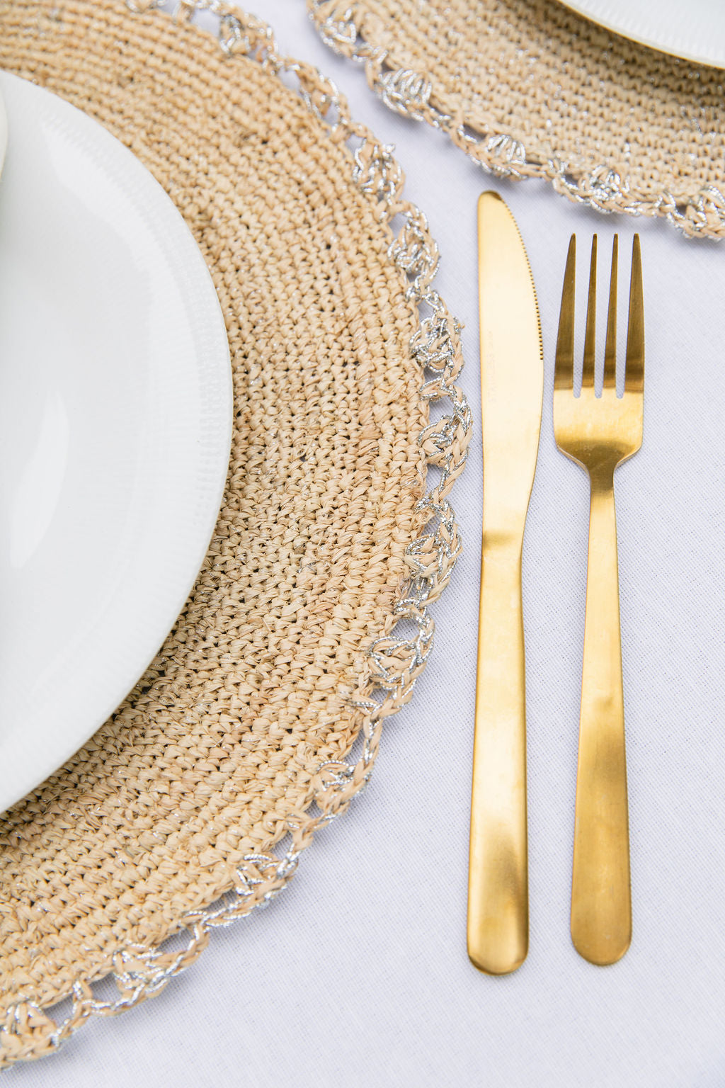 Metallic Aura placemat | Woven raffia tabletop