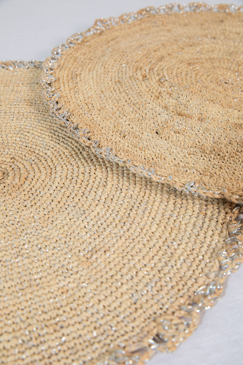 Metallic Aura placemat | Woven raffia tabletop